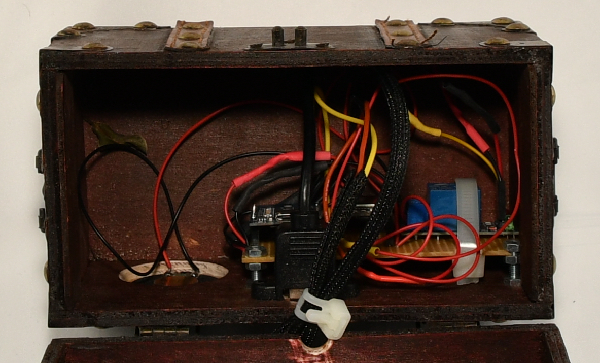 Innere der Kiste mit Schaltung und Kabeln